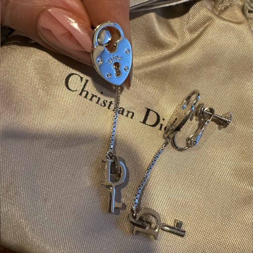 Dior Heart Padlock Cadena Earrings- NON PIERCED - Picture 4 of 12